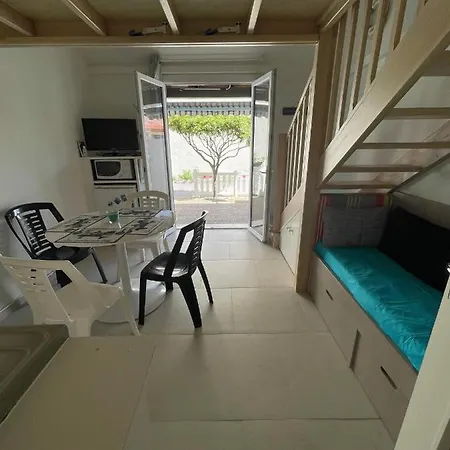 Maisonnette Climatisee Dans Naturiste 勒卡特